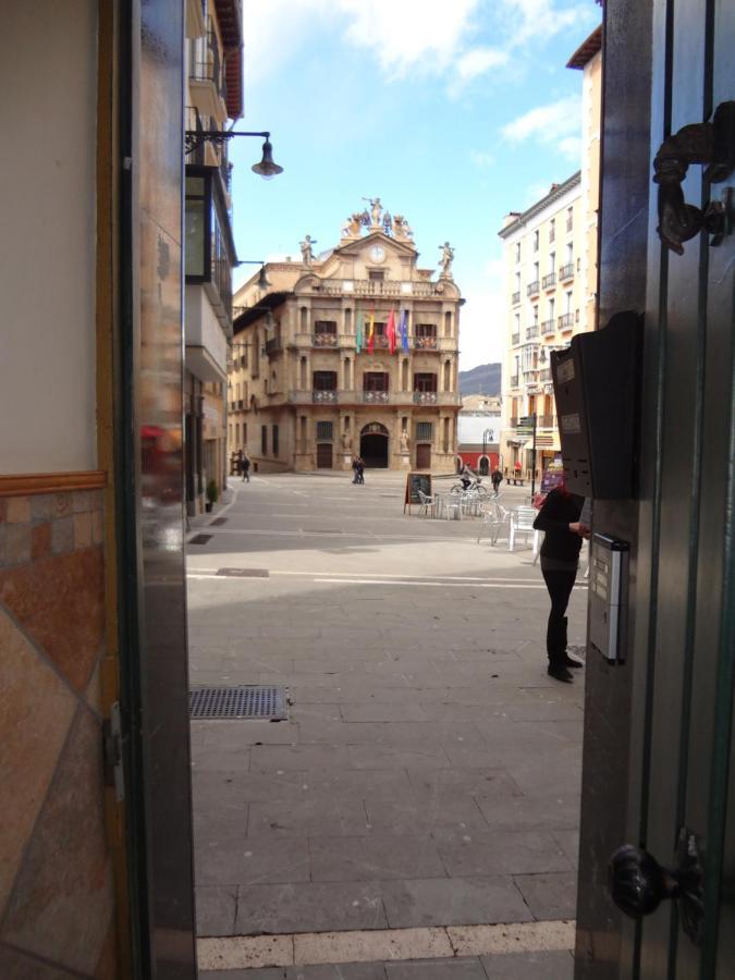 Atico En La Plaza Del Ayuntamiento Apartment Pamplona Bagian luar foto